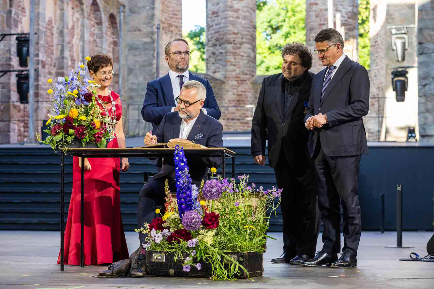 Anke Hofmann (Bürgermeisterin Stadt Bad Hersfeld), Timon Gremmels (Hessischer Minister für Wirtschaft, Forschung, Kunst, Kultur), Michael Roth, Intendant Joern Hinkel, Boris Rhein (Hessischer Ministerpräsident) beim eintragen ins Goldene Buch der Stadt