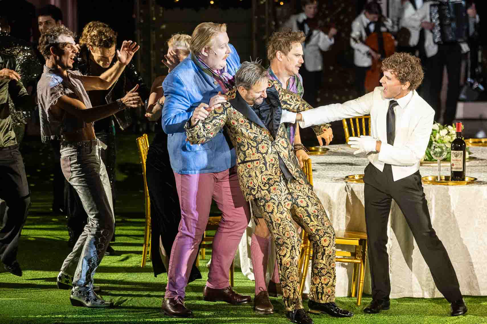 Lukas Vogelsang (Dicker Vetter), Philipp Hochmair (Jedermann), Daniel Lommatzsch (Dünner Vetter) und Dominik Dos-Reis (Tod) während der Generalprobe zu "Jedermann - Das Spiel vom Sterben des Reichen Mannes" nach Hugo von Hofmannsthal (1874 - 1929) bei den Salzburger Festpielen am 15. Juli 2025 auf dem Domplatz Salzburg / Land Salzburg / Österreich