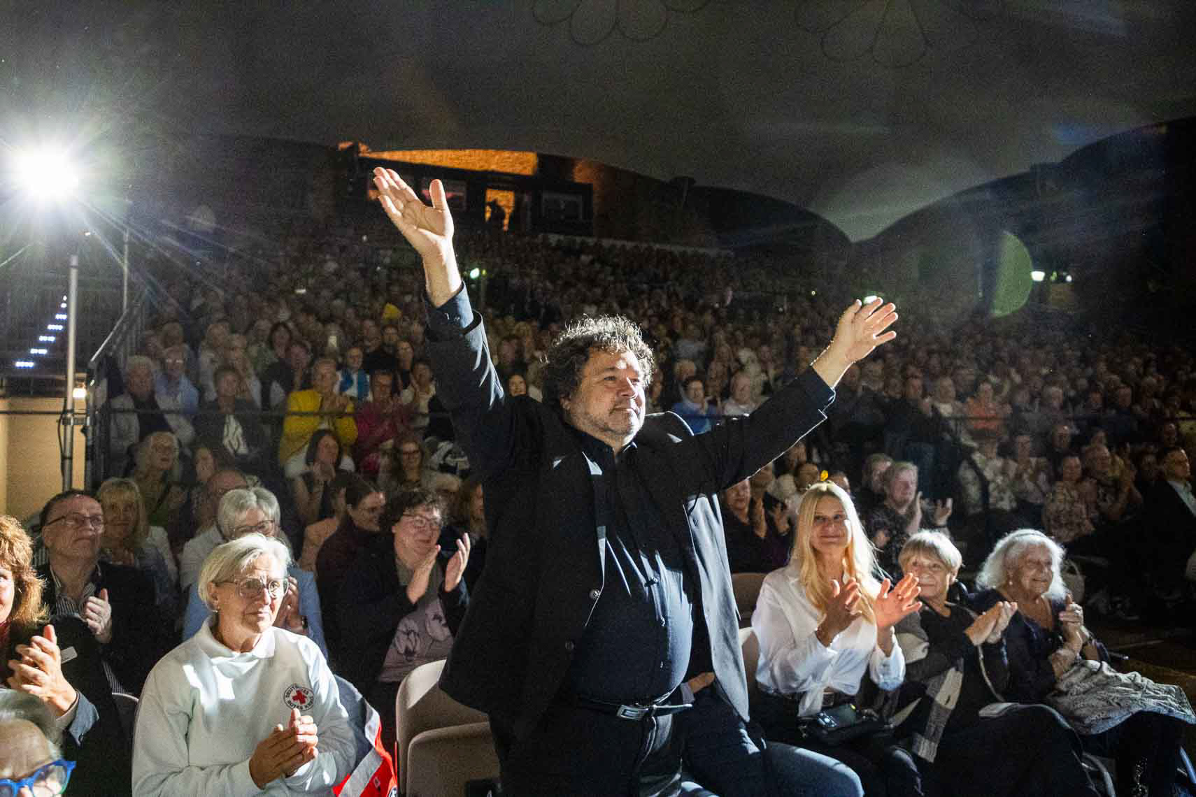 Joern Hinkel (scheidender Intendant) während der Abschluss-Gala der 74. Bad Hersfelder Festspiele in der Stiftsruine, aufgenommen am 18. August 2025 in Bad Hersfeld / Hessen / Deutschland