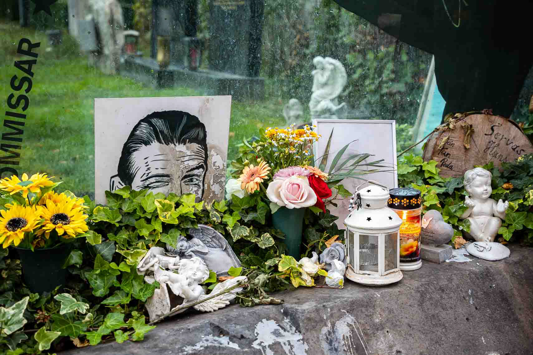 Ehrengrab von Musiker Hans Hölzel alias Falco (1957 - 1998) in Gruppe 40, Nr. 64 auf dem Zentralfriedhof Wien. Beigesetzt wurde er unter anderem in einem Versace-Hemd, zu den Klängen des 1985 von ihm gesungenen Bob-Dylan-Songs „It's All Over Now, Baby Blue". Falcos Sarg trugen jene Wiener Motorrad-Rocker, die 1985 im Video "Rock me Amadeus" mitgespielt hatten. Darauf lag der Mantel, den er in diesem Video getragen hatte. Tausende Menschen kamen zum Begräbnis. Die Idee, der Entwurf, die Planung und auch die Ausführung der steinernen Teile des Falco-Grabmales stammen von Erwin Zechmeister, Steinmetz in Hollabrunn. Die Glasplatte aus Panzerglas wurde in Tschechien hergestellt. Finanziert wurde das Grabmal von Falcos Freund, dem Geschäftsmann Ronald Seunig (Excalibur City). Kostenpunkt umgerechnet ca. 20 000 Euro. Die Aufstellung erfolgte 1999. Das Grabmal besteht aus drei Teilen: Falco - der Künstler (Obelisk), Falco - das Werk (Glasplatte), Falco - der Mensch (Säule). Neben dem Grab befindet sich eine Sitzbank für die Pilger, die neben ihm vorgesehenen letzten Ruhestätten werden nicht mehr belegt werden.