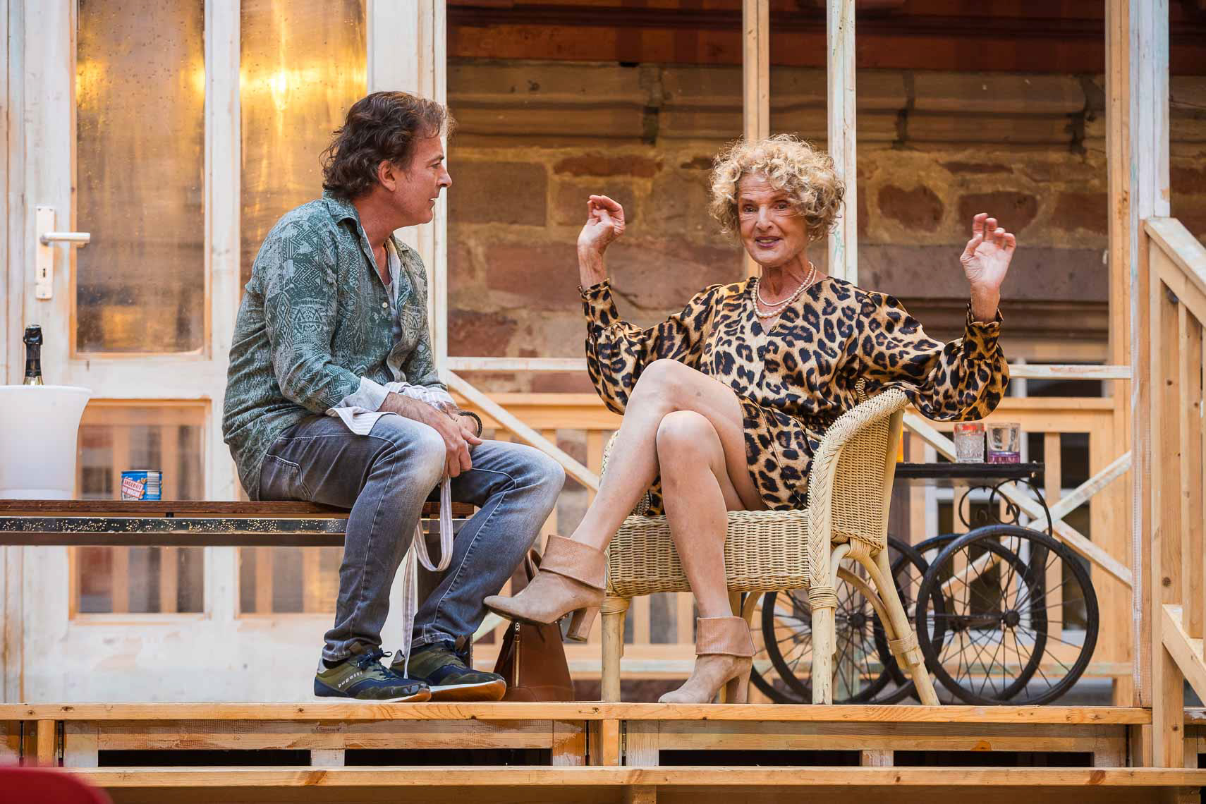 Kathrin Ackermann (als Rose) mit Pascal Breuer (als Richard) während der Medienprobe zu „Nein zum Geld!” bei den 72. Bad Hersfelder Festspielen am 26. Juli 2023, Bad Hersfeld / Hessen / Deutschland