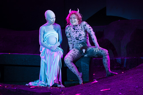 Anja Plaschg (Der Glaube) mit Sarah Viktoria Frick (Teufel) während der Medienprobe / Generalprobe zu „Jedermann - Das Spiel vom Sterben des reichen Mannes” von Hugo von Hofmannsthal (1974 - -1929) bei den Salzburger Festspiele 2023