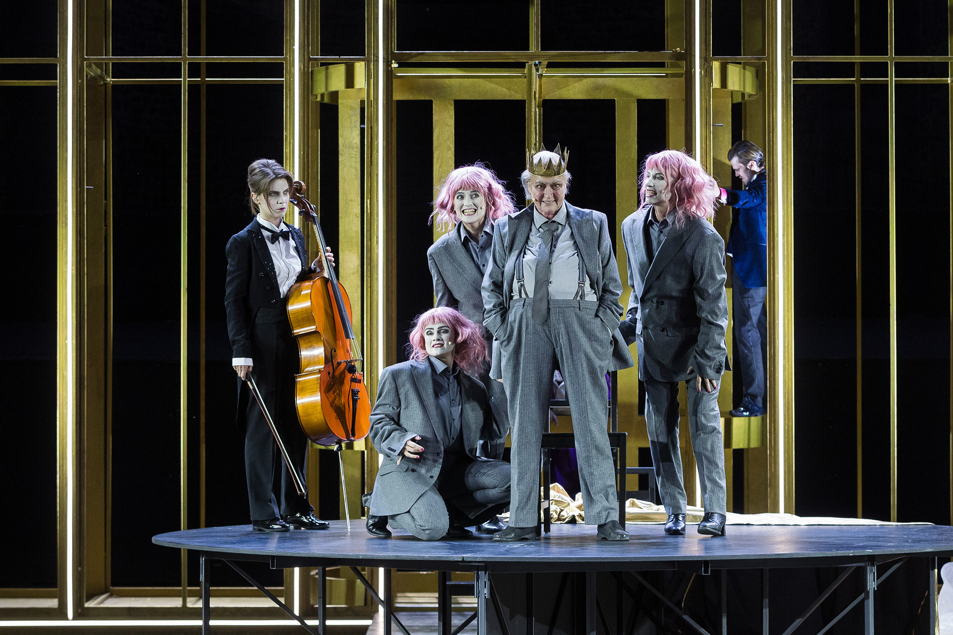 v.l. Lea Tessmann (Musikerin), Anna Graenzer (Närrin), Charlotte Schwab (König Lear), Beatrix Doderer (Närrin) und Bettina Hauenschild (Närrin), Phillip Henry Brehl (Edmund) während der Medienprobe zu „König Lear” bei den 72. Bad Hersfelder Festspiele am 28. Juni 2023 in der Stiftsruine Bad Hersfeld / Hessen / Deutschland