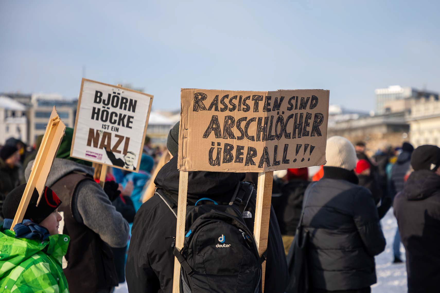 Rund 15.000 Menschen versammelten sich vor dem Staatstheater am Friedrichsplatz zu einer Kundgebung gegen Rechtsextremismus und die AfD. Die vom Bündnis “Kassel steht zusammen” organisierte Demonstration übertraf die ursprünglich angemeldeten 1.000 Teilnehmer um das 15-fache. Oberbürgermeister Sven Schoeller (Grüne) betonte in seiner Rede die Bedeutung der Demokratie und der Unantastbarkeit der Menschenwürde. Die friedliche Demonstration war Teil der bundesweiten Protestwelle gegen die durch die Correctiv-Recherche bekannt gewordenen Deportationspläne von Rechtsextremen. 20. Januar 2024, Kassel / Hessen / Deutschland
