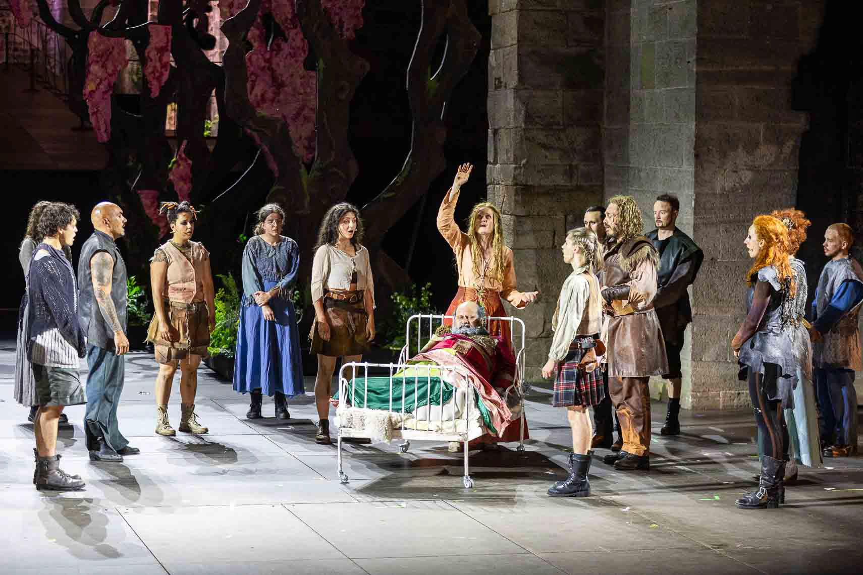 Myriam Ahkoundov (Ronja), Claudia Graue (Lovis), Georgios Tsivanoglou (Glatzen-Per) gerade verstorben, Denis Schmidt (Matthis) - Ronja Räubertochter - 74. Bad Hersfelder Festspiele - Generalprobe - Stiftsruine - Bad Hersfeld