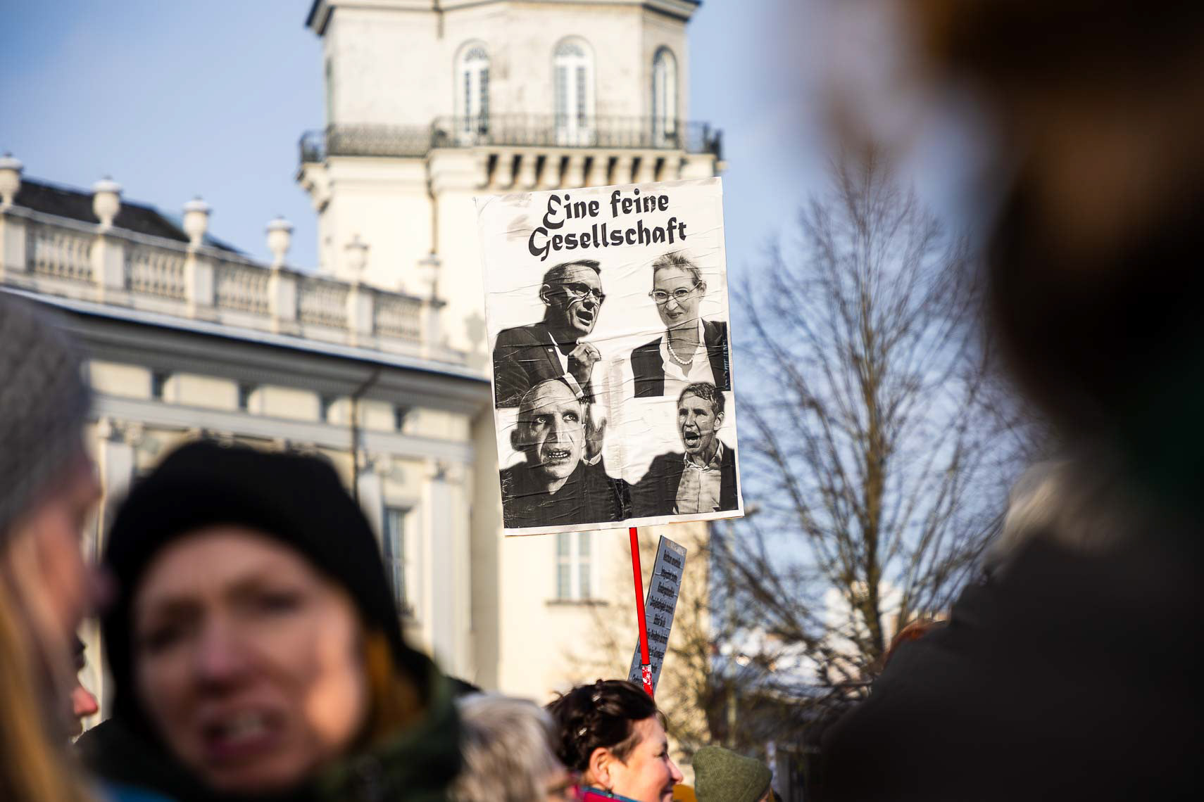 Rund 15.000 Menschen versammelten sich vor dem Staatstheater am Friedrichsplatz zu einer Kundgebung gegen Rechtsextremismus und die AfD. Die vom Bündnis “Kassel steht zusammen” organisierte Demonstration übertraf die ursprünglich angemeldeten 1.000 Teilnehmer um das 15-fache. Oberbürgermeister Sven Schoeller (Grüne) betonte in seiner Rede die Bedeutung der Demokratie und der Unantastbarkeit der Menschenwürde. Die friedliche Demonstration war Teil der bundesweiten Protestwelle gegen die durch die Correctiv-Recherche bekannt gewordenen Deportationspläne von Rechtsextremen. 20. Januar 2024, Kassel / Hessen / Deutschland