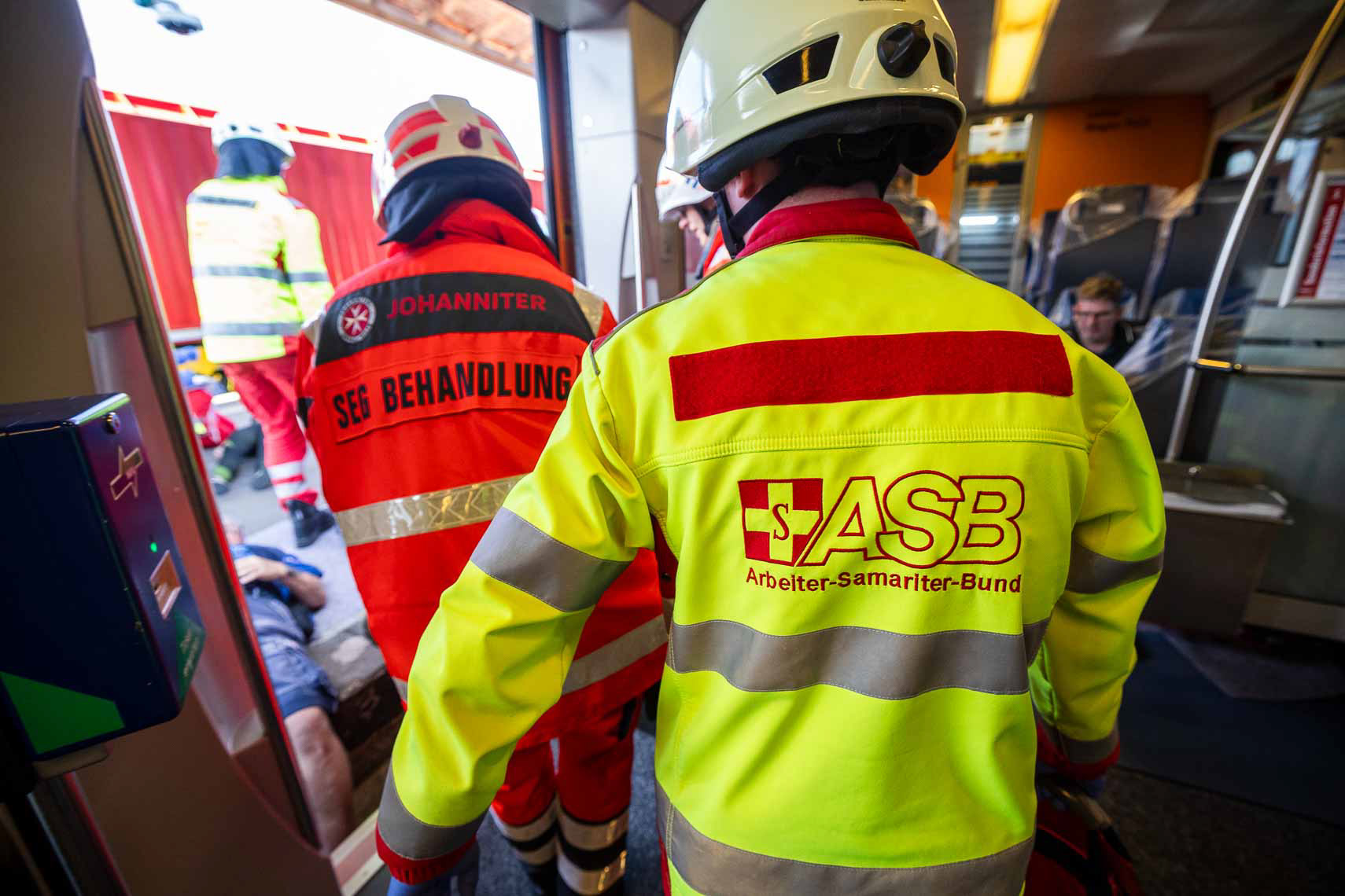 Im Rahmen der ASB-Bundesgroßübung wurde am Hauptbahnhof Kassel ein schwerer Bahnunfall mit zahlreichen Verletzten simuliert. Einsatzkräfte von ASB und anderen Hilfsorganisationen koordinierten die Evakuierung, Erstversorgung und den Abtransport der Betroffenen. Ziel der Übung war die Verbesserung der Zusammenarbeit und Transportlogistik bei einem Massenanfall von Verletzten. 27. Juni 2025, Kassel / Hessen / Deutschland
