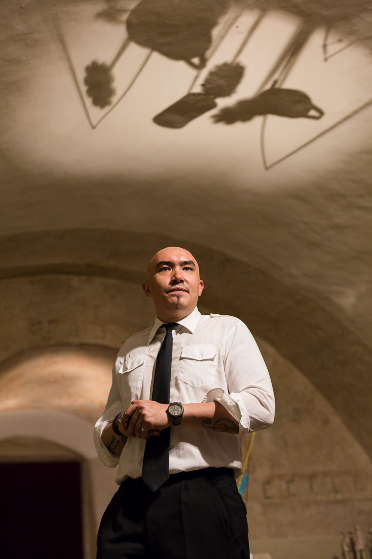 Andrés Mendez als Museumswärter Dave Holy in "Nipplejesus", dem Rahmenprogramm in der Kapelle in der Galerie im Stift während der 69. Bad Hersfelder Festspiele am 25. Juli 2019 in Bad Hersfeld / Hessen / Deutschland