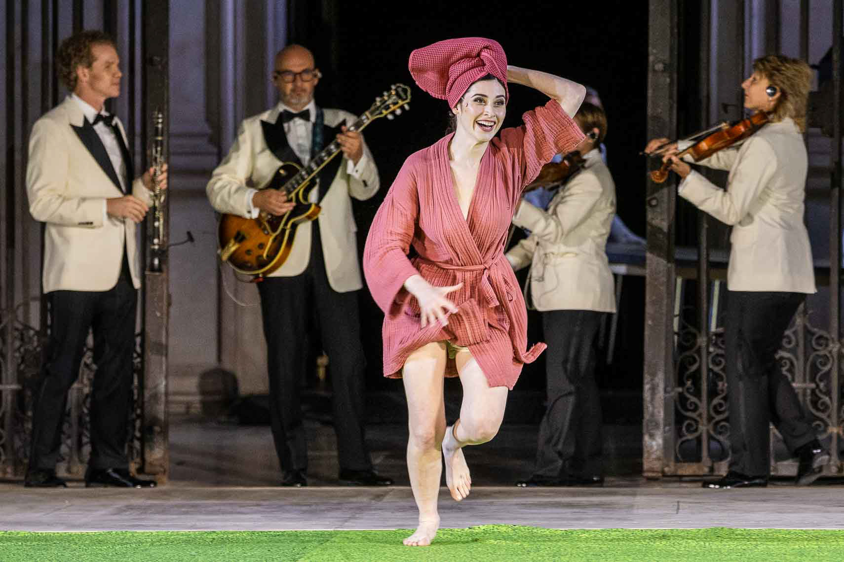 Deleila Piasko (Buhlschaft) während der Generalprobe zu "Jedermann - Das Spiel vom Sterben des Reichen Mannes" von Hugo von Hofmannsthal (1874 - 1929) bei den Salzburger Festspielen 2024 am 17. Juli 2024 auf dem Domplatz Salzburg / Land Salzburg / Österreich