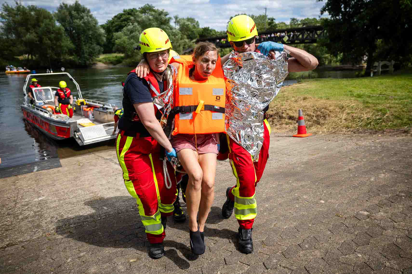 Im Rahmen der dritten ASB-Bundesgroßübung mit rund 900 Beteiligten proben Einsatzkräfte das Wasserrettungsszenario auf der Fulda: Angenommen wird das Kentern eines Drachenboots mit 20 Teilnehmenden bei starker Strömung. Die Rettung und Versorgung der Verunglückten sowie der Aufbau eines Fährbetriebs zur schnellen Überquerung des Flusses stellen die Einsatzkräfte vor besondere Herausforderungen. Ziel der Übung ist die Optimierung der Wasserrettung und der Koordination zwischen Wasser- und Landrettungseinheiten unter extremen Bedingungen. 27. Juni 2025, Kassel / Hessen / Deutschland