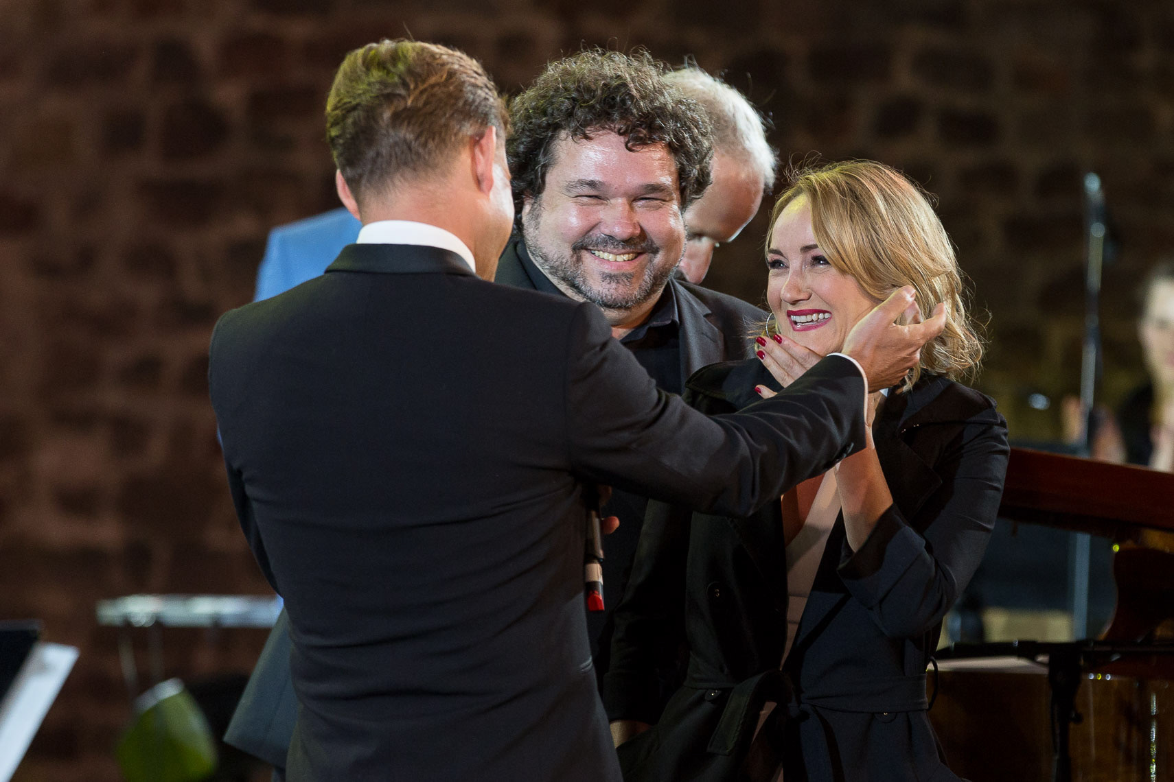 Katharine Mehrling (r) wird mit der Verleigung des Hersfelder Zuschauerpreis überrascht von Mathias Schlung und Intendant Joern Hinkel während der Abschlußgala "Finale Furioso" der 69. Bad Hersfelder Festspiele am 01. September 2019 in der Stiftsruine Bad Hersfeld / Hessen / Deutschland