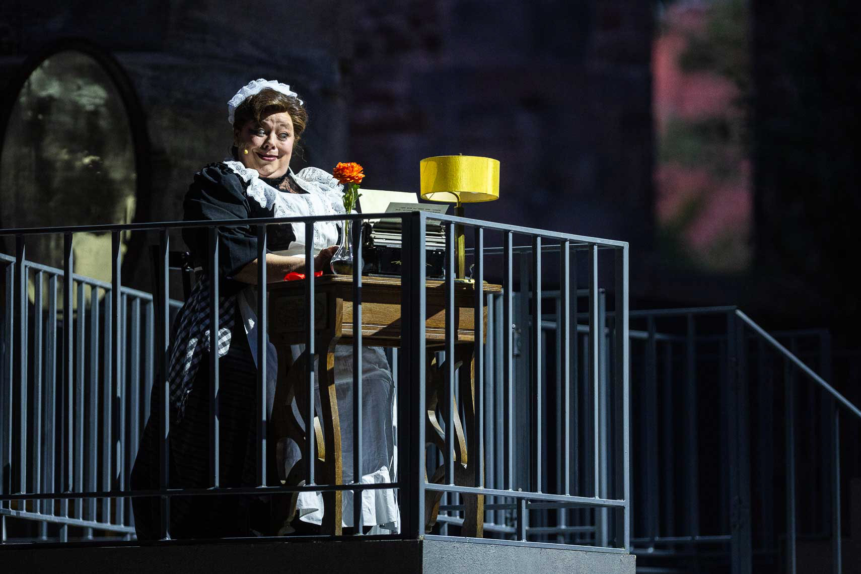 Marina Lötschert (Köchin Maria), Generalprobe "Sommernachtsträume" bei den 74. Bad Hersfelder Festspiele 2025, 18. Juni 2025, Stiftsruine Bad Hersfeld / Hessen / Deutschland