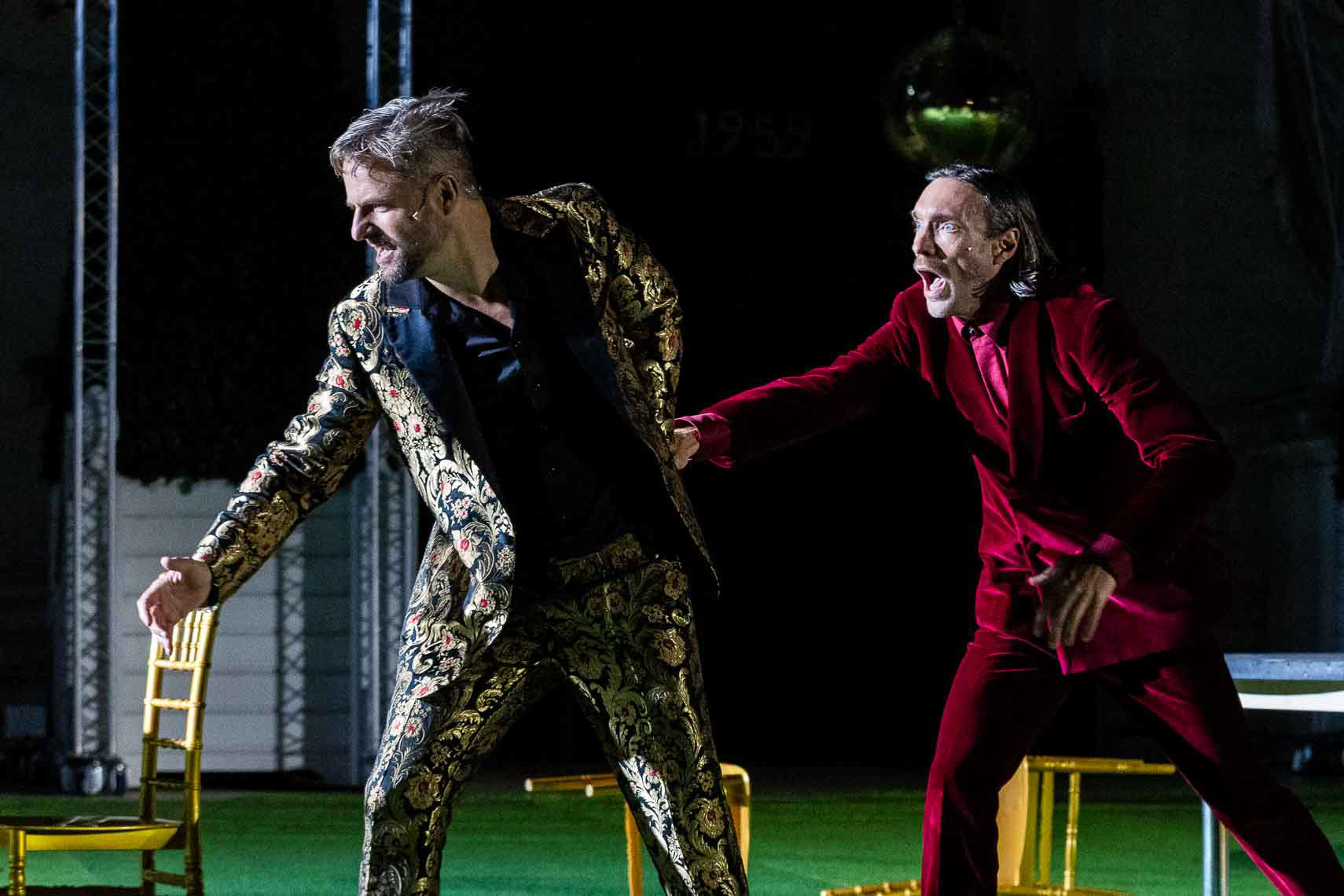Philipp Hochmair (Jedermann) mit Christoph Luser (Jedermanns guter Gesell) während der Generalprobe zu "Jedermann - Das Spiel vom Sterben des Reichen Mannes" von Hugo von Hofmannsthal (1874 - 1929) bei den Salzburger Festspielen 2024 am 17. Juli 2024 auf dem Domplatz Salzburg / Land Salzburg / Österreich