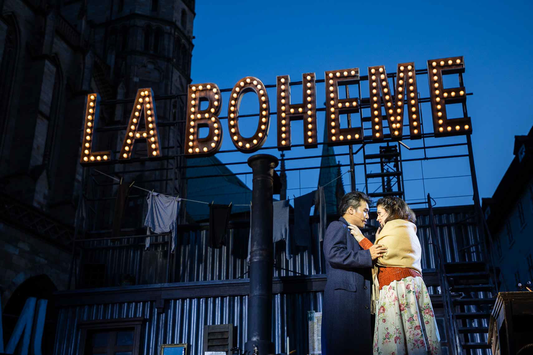 Jongwoo Kim (Rodolfo) und Shelly Jackson (Mimi) während der Generalprobe zu "La Bohème" bei den 32. Domstufen-Festspiele, aufgenommen am 06. August 2025 in Erfurt (Thüringen).