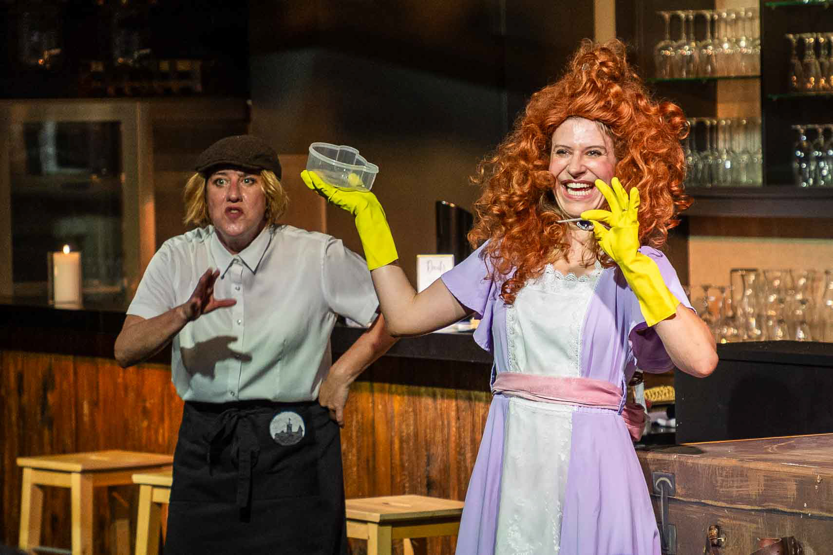 Silke Buchholz (Alberta) und Antonia Schirmeister (Elli) während der Premiere von „Titanic - Schöne Menschen spielen große Gefühle“ bei den 74. Bad Hersfelder Festspiele im Konrads im Schilde-Park, aufgenommen am 14. August 2025 in Bad Hersfeld (Hessen).