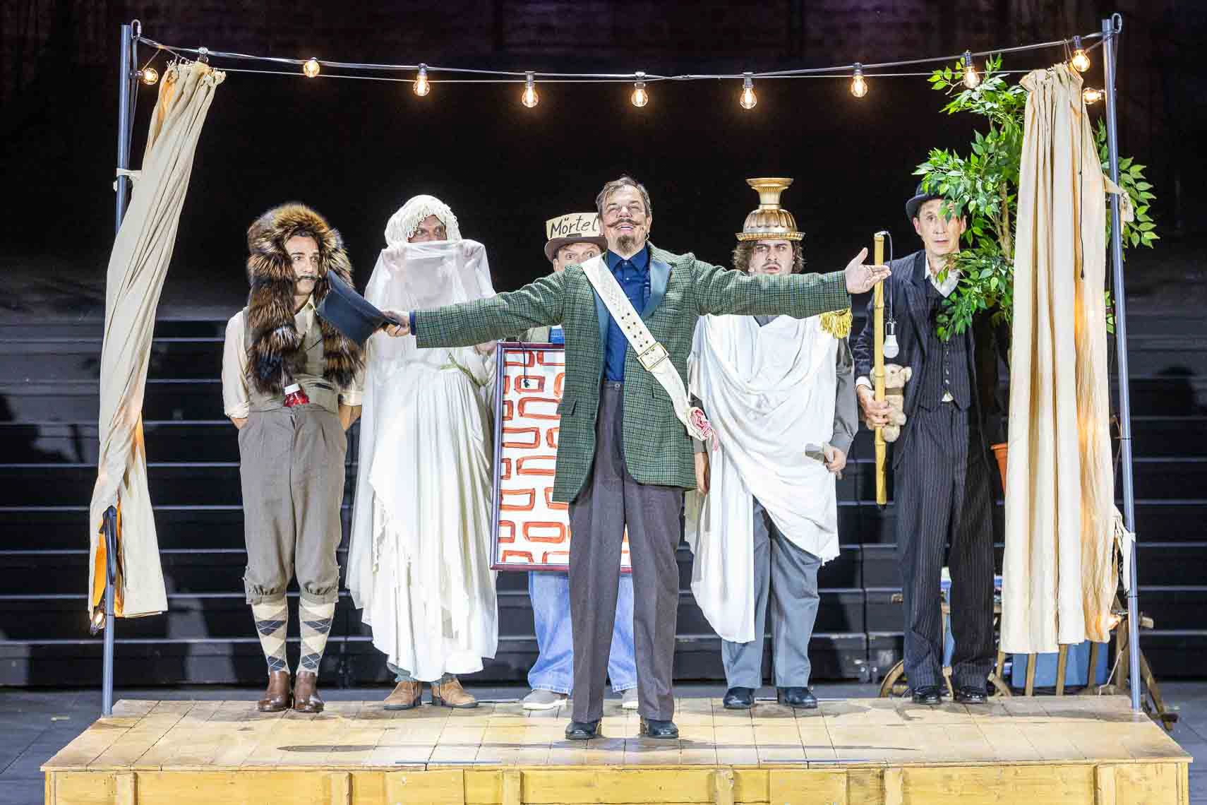 Erol Sander (Löwe), Mathias Znidarec (Thisbe), Günter Alt (Wand), Wolfgang Seidenberg (Peter Block), Peter Englert (Pyramus), Peter Wagner (Franz Flöter), Generalprobe "Sommernachtsträume" bei den 74. Bad Hersfelder Festspiele 2025, 18. Juni 2025, Stiftsruine Bad Hersfeld / Hessen / Deutschland