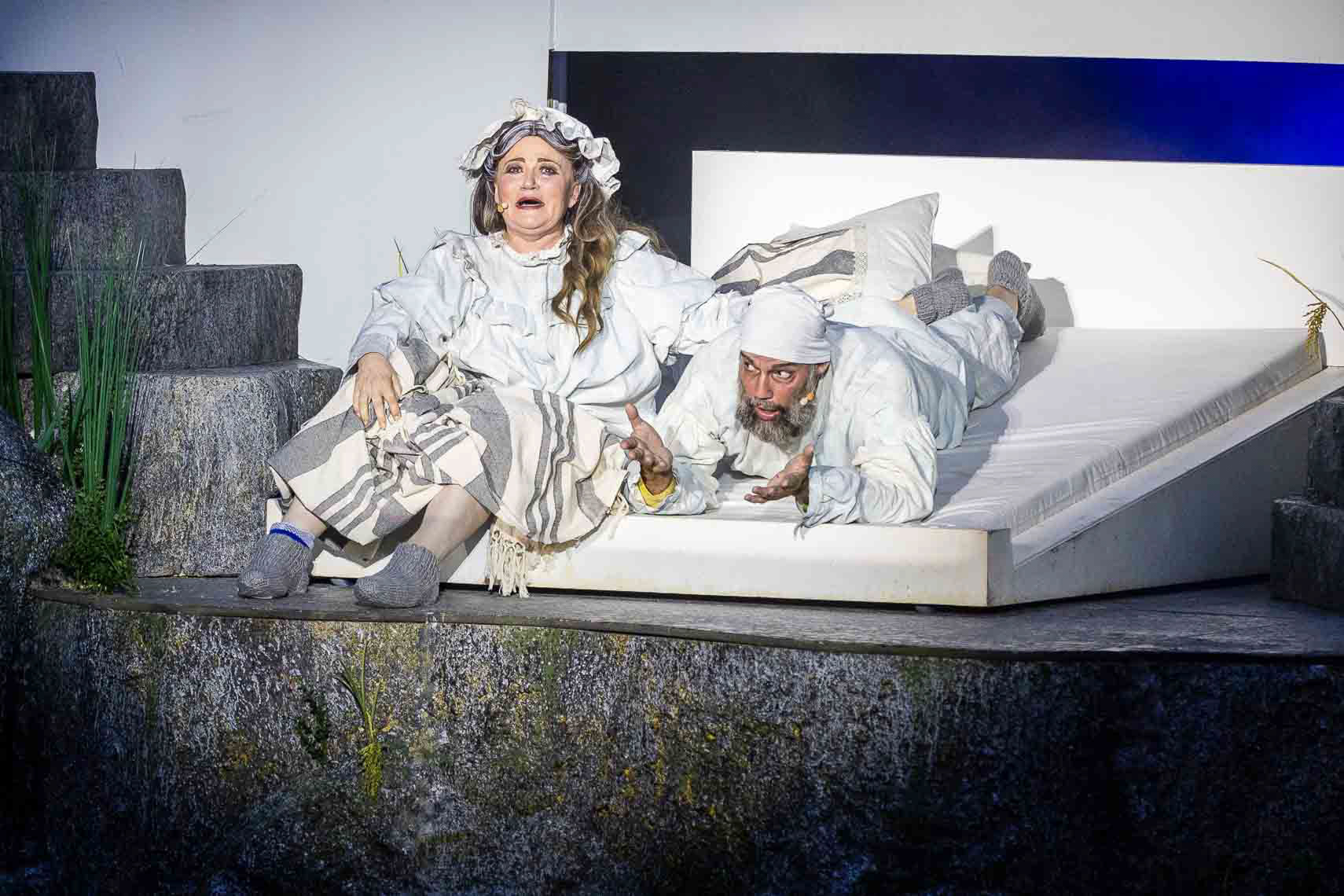 Brigitte Oelke (Golde, Tevje seine Frau) und Kammersänger Máté Sólyom Nagy (Tevje, ein Milchmann)