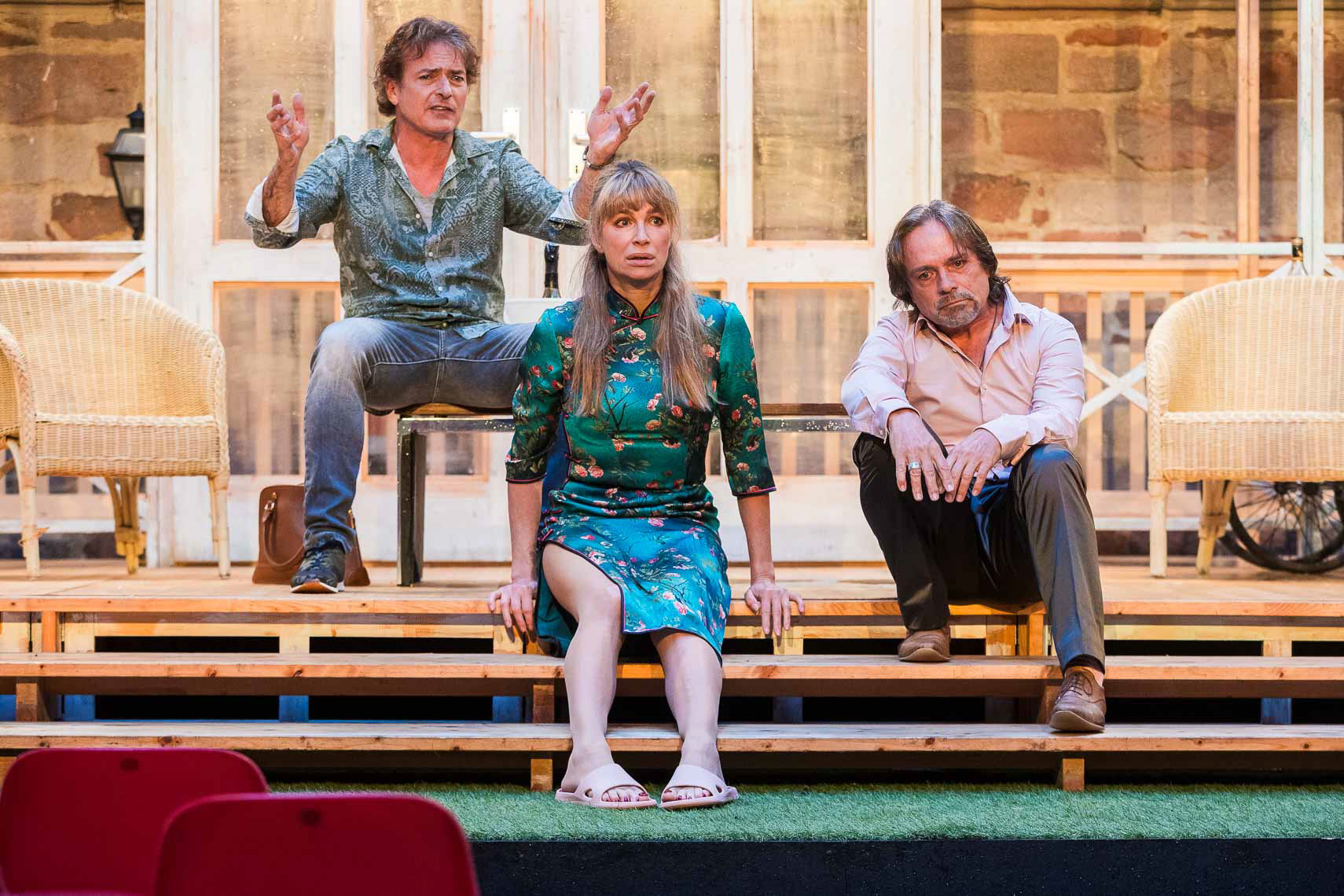 Pascal Breuer (als Richard) mit Alexandra Kamp (als Claire) und Sebastian Goder (als Etienne) während der Medienprobe zu „Nein zum Geld!” bei den 72. Bad Hersfelder Festspielen am 26. Juli 2023, Bad Hersfeld / Hessen / Deutschland
