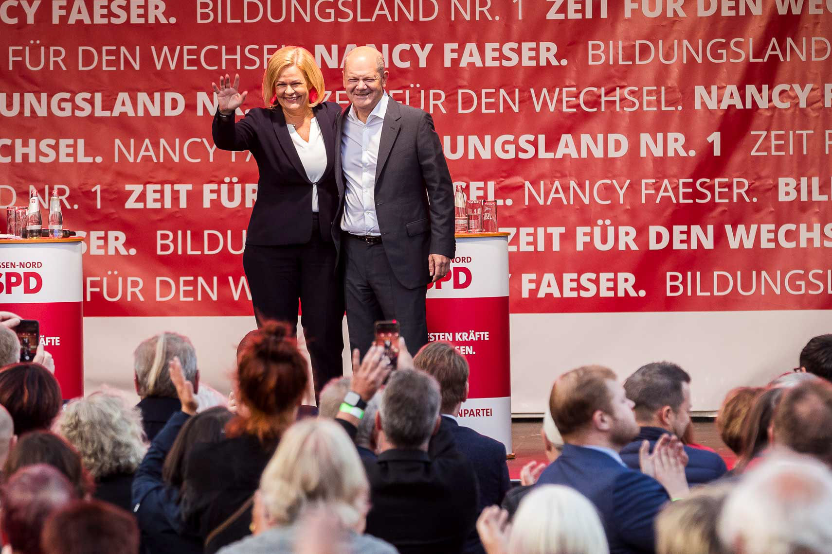 Bundesinnenministerin Nancy Faeser umarmt Bundeskanzler Olaf Scholz nach seiner Wahlkampfrede