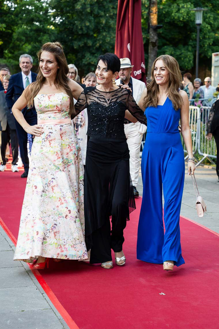 Mara Bergmann (Moderatorin) und Sibylle Nicolai (Schauspielerin) und Jule Gölsdorf (Moderatorin SAT1)