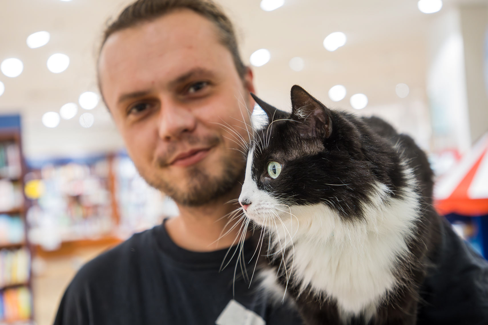 Globetrotter Martin Klauka (37) reiste auf dem Motorrad mit seinem Kater Mogli (6) fünf Jahre durch 22 Länder (Europa, Türkei, Iran, Dubai, Pakistan, Indien und Nepal). Der ehemalige Mitarbeiter einer Spedition reiste mit dem Motorrad und fand den damals kleinen Kater in Marokko. Zurück in Deutschland veröffentlichte er sein Buch „Einmal mit der Katze um die halbe Welt: Meine unglaublichen Erlebnisse mit Mogli”, welches er nun auf seiner Deutschlandreise vorstellt.