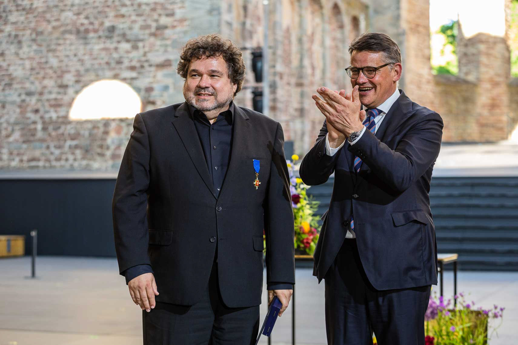 Joern Hinkel (Intendant) wird von Boris Rhein (Ministerpräsident Hessen) mit dem Hessischen Verdienstorden am Bande ausgezeichnet