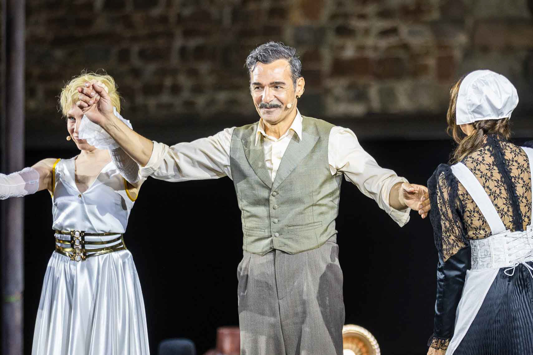 Uta Krüger (Viola Cesario), Erol Sander (Benedikt), Natascha Hirthe (Zimmermädchen Beatrice)