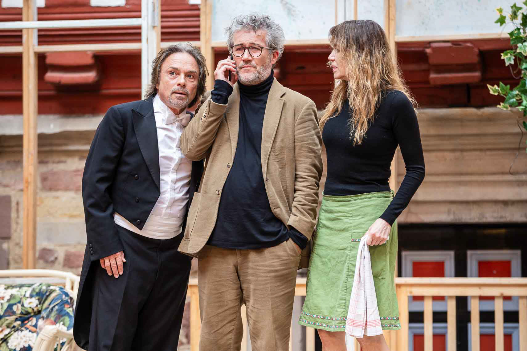 Sebastian Goder (Claus), Christian Nickel (Peer) und Alexandra Kamp (Elisabeth) während der Generalprobe zu "Der Vorname" bei der den 73. Bad Hersfelder Festspielen am 10. Juli 2024 im schloss Eichhof Bad Hersfeld / Hessen / Deutschland