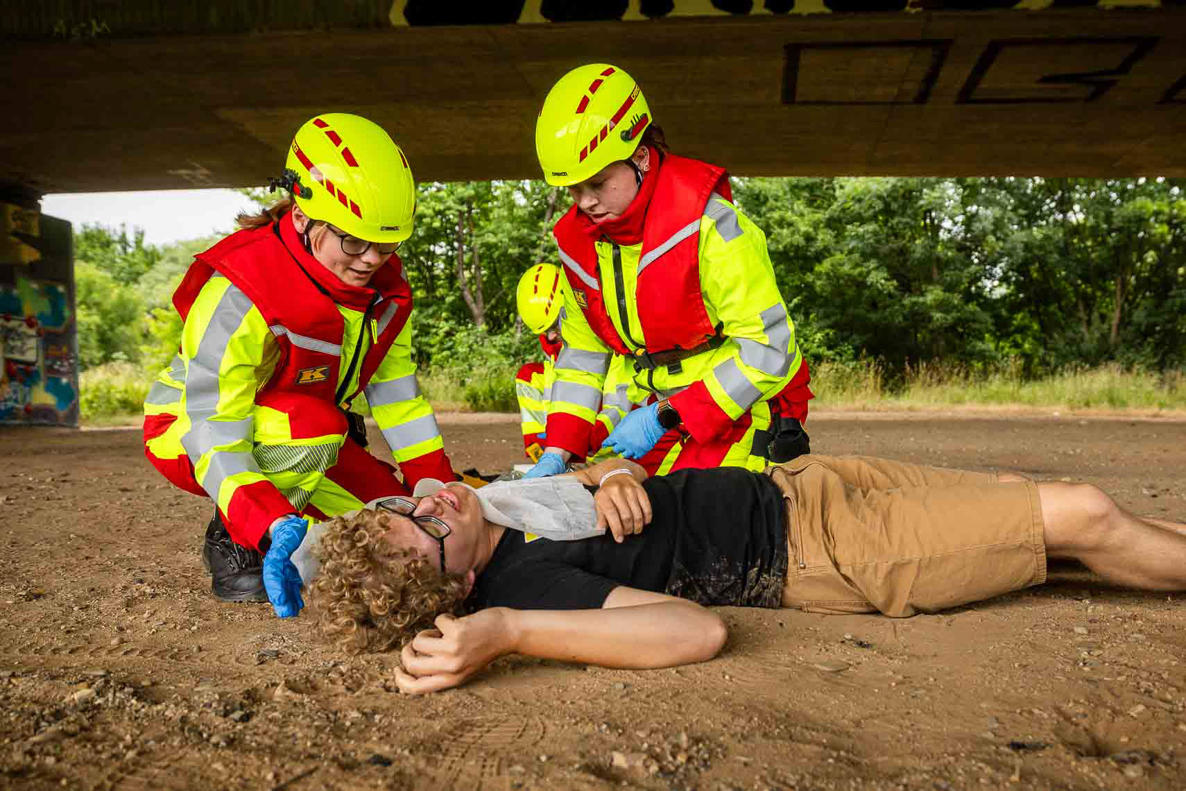 Einsatzkräfte der ASB-Wasserrettung proben auf und an der Fulda unter realistischen Bedingungen den Ernstfall: Im Rahmen der dritten ASB-Bundesübung trainieren über 900 Helferinnen und Helfer aus ganz Deutschland gemeinsam mit Partnerorganisationen wie DRK und Johanniter-Unfall-Hilfe verschiedene Katastrophenszenarien. Für das leibliche Wohl sorgt das Weiße Kreuz Südtirol mit einer mobilen Großküche. Ziel der Übung ist es, Abläufe zu optimieren und die Zusammenarbeit im Bevölkerungsschutz zu stärken, aufgenommen am 27. Juni 2025 in Kassel (Hessen).