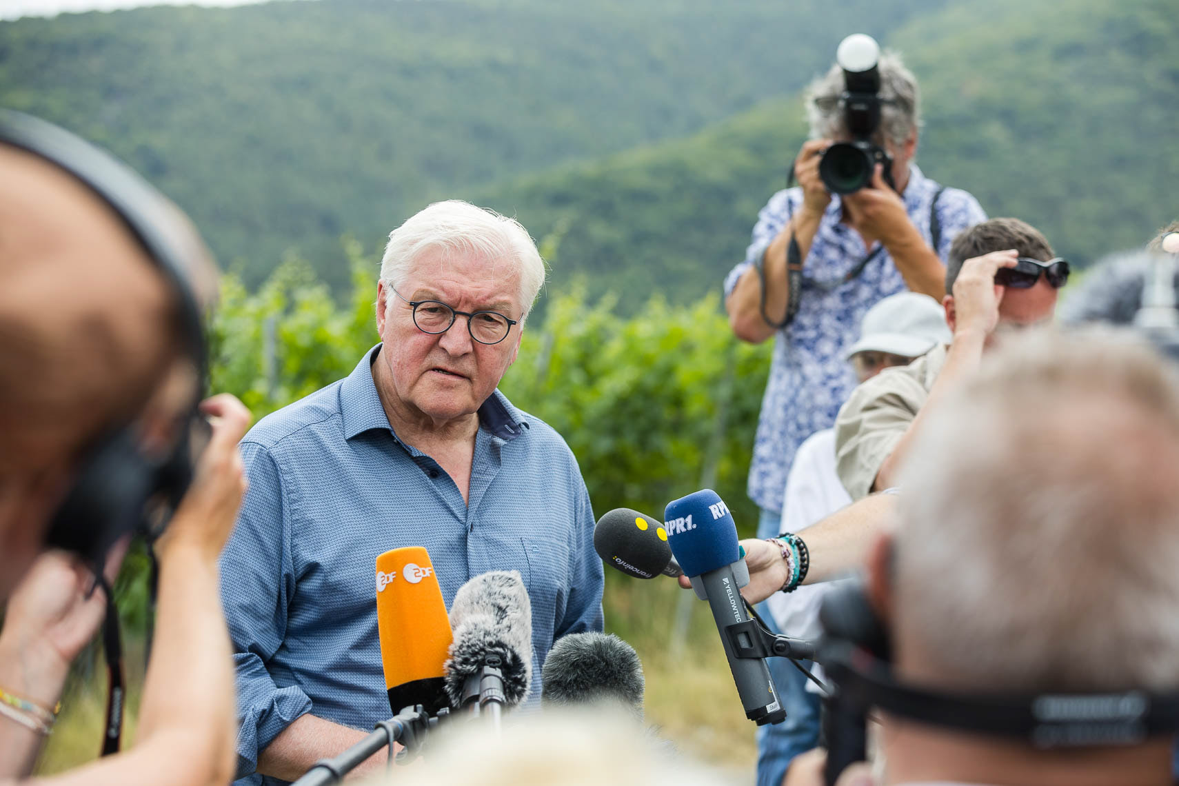 Zum zweiten Jahrestag der Flutkatastrophe besuchte Bundespräsident Frank-Walter Steinmeier (67) das Ahrtal, zuvor traf er sich mit Medienvertretern.