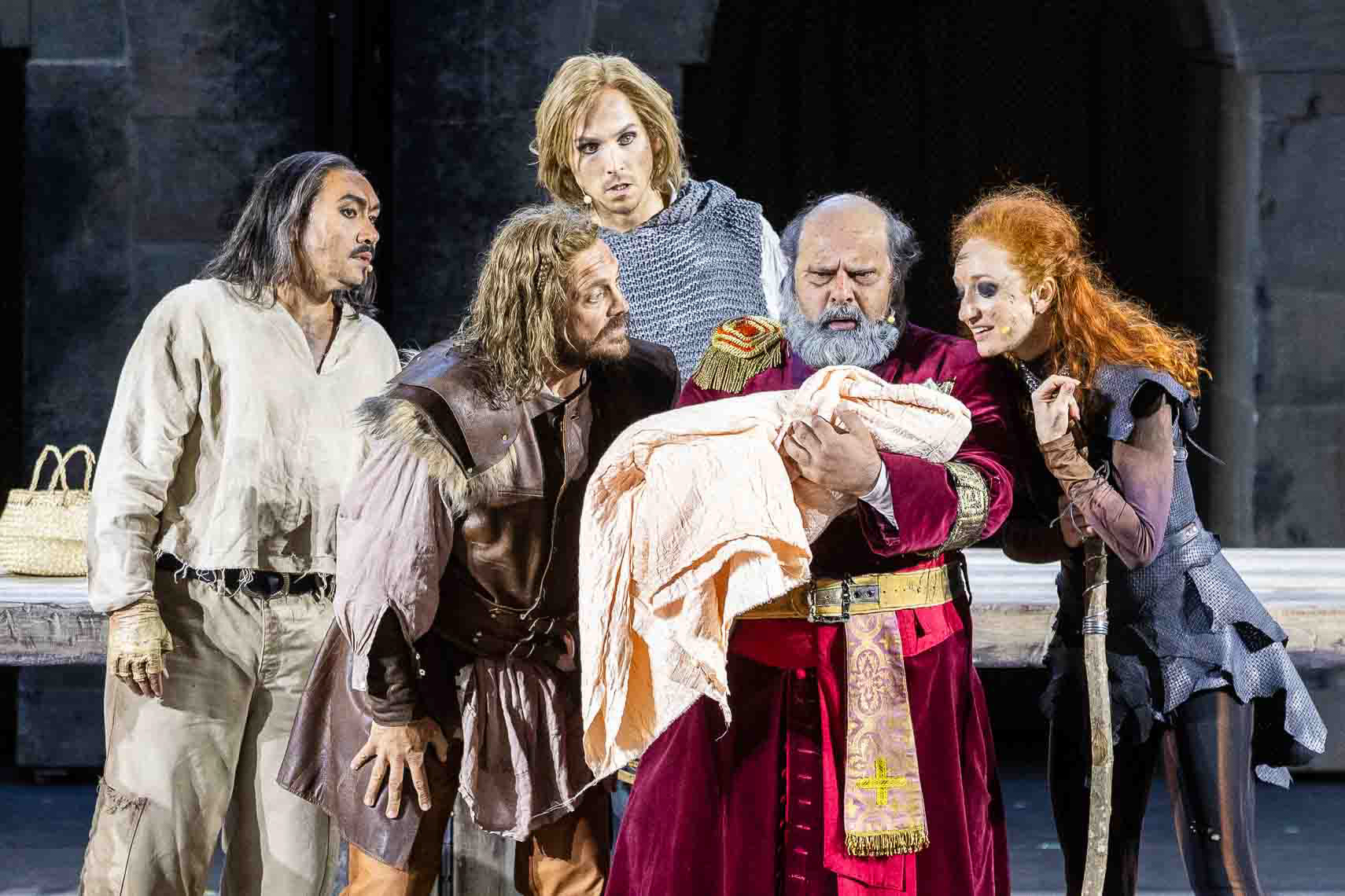 Andrés Mendez (Bork), Denis Schmidt (Matthis), Marlon Wehmeier (Räuber), Georgios Tsivanoglou (Glatzen-Per) hält das Baby, Kathrin Wurche (Räuberin), Generalprobe "Ronja Räubertochter" bei den 74. Bad Hersfelder Festspiele, 19. Juni 2025, Stiftsruine Bad Hersfeld / Hessen / Deutschland