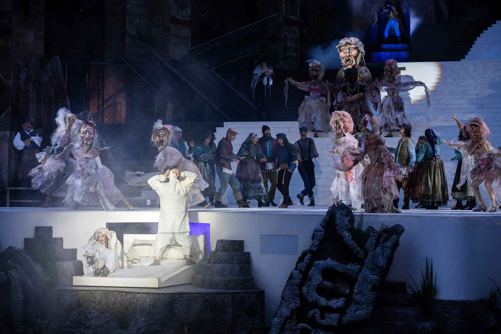 Brigitte Oelke (Golde, Tevje seine Frau) mit Kammersänger Máté Sólyom Nagy (Tevje, ein Milchmann) während der Generalprobe zu "Anatevka (Fiddler on the Roof)" bei den Domstufen-Festspielen des Theater Erfurt am 31. Juli 2024 in Erfurt / Thüringen / Deutschland