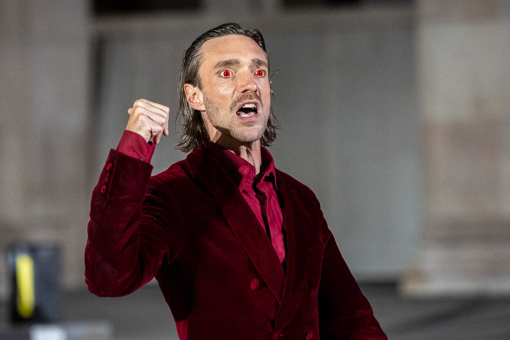 Christopher Luser (Teufel) während der Generalprobe zu "Jedermann - Das Spiel vom Sterben des Reichen Mannes" von Hugo von Hofmannsthal (1874 - 1929) bei den Salzburger Festspielen 2024 auf dem Domplatz, aufgenommen am 17. Juli 2024 in Salzburg (Land Salzburg / Österreich).
