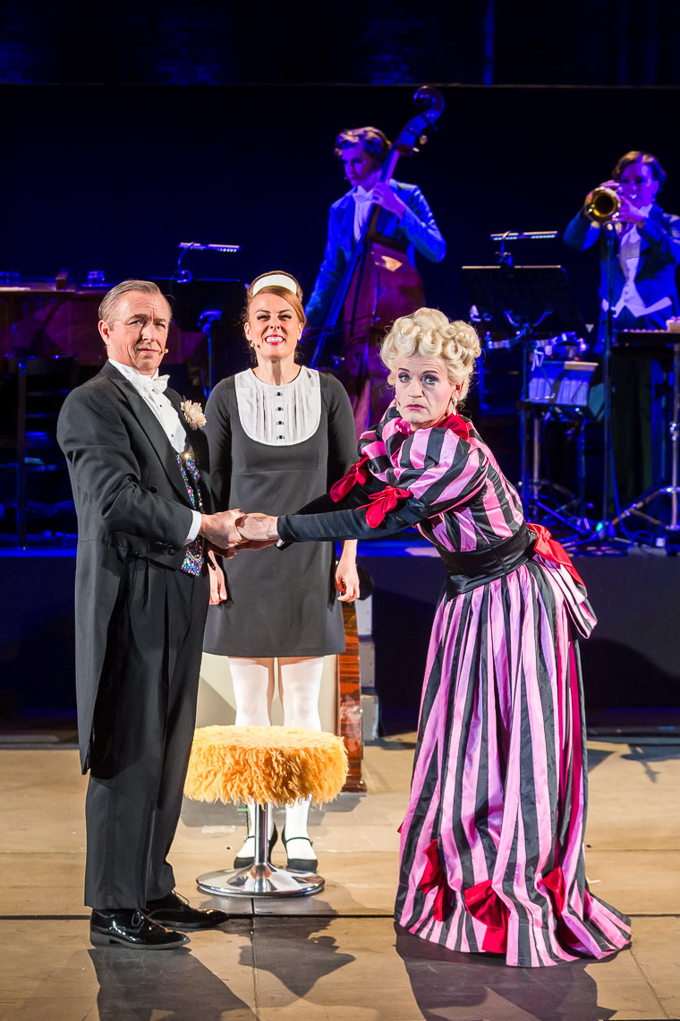 Tobias Bonn (als Gabriel von Eisenstein), Gabriela Ryffel (als Adele, Rosalindes Stubenmädchen), Christoph Marti (als Rosalinde von Eisenstein)