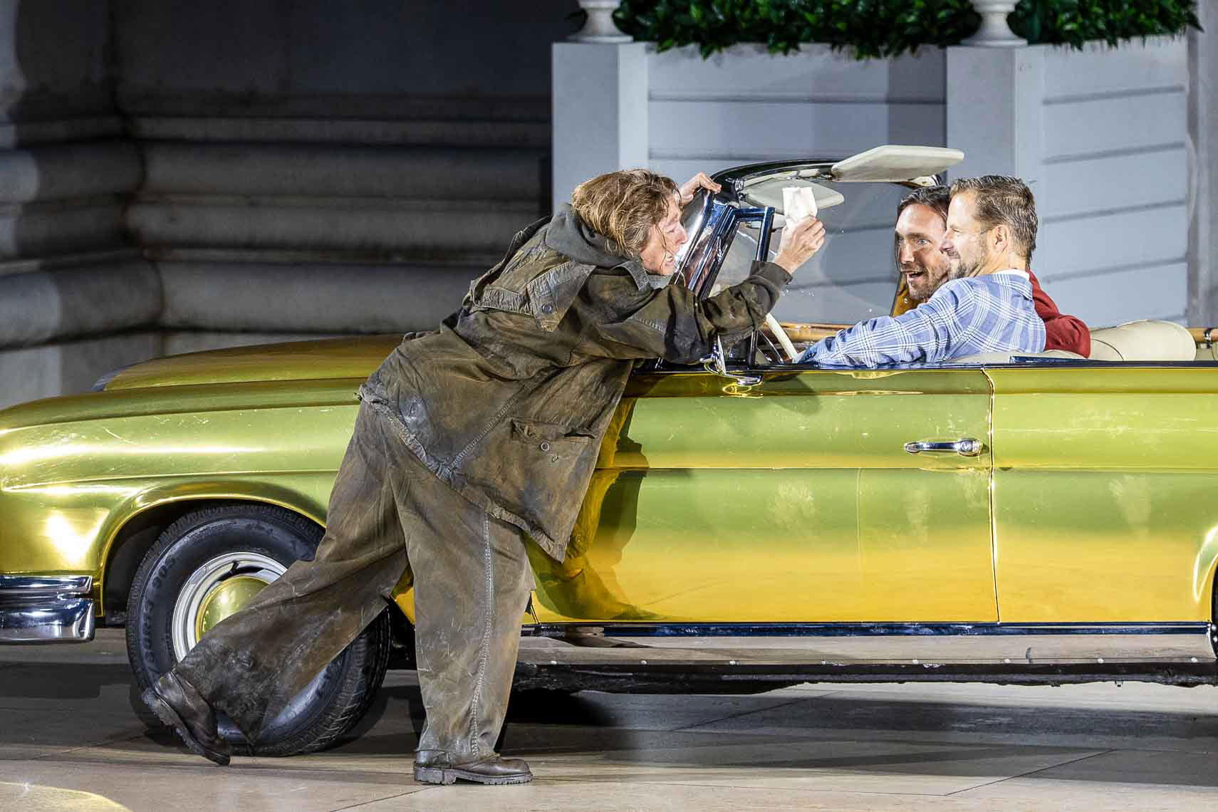 Kathleen Morgeneyer (Ein armer Nachbar), Philipp Hochmair (Jedermann) und Christoph Luser (Jedermanns guter Gesell) während der Generalprobe zu "Jedermann - Das Spiel vom Sterben des reichen Mannes" bei den Salzburger Festspielen