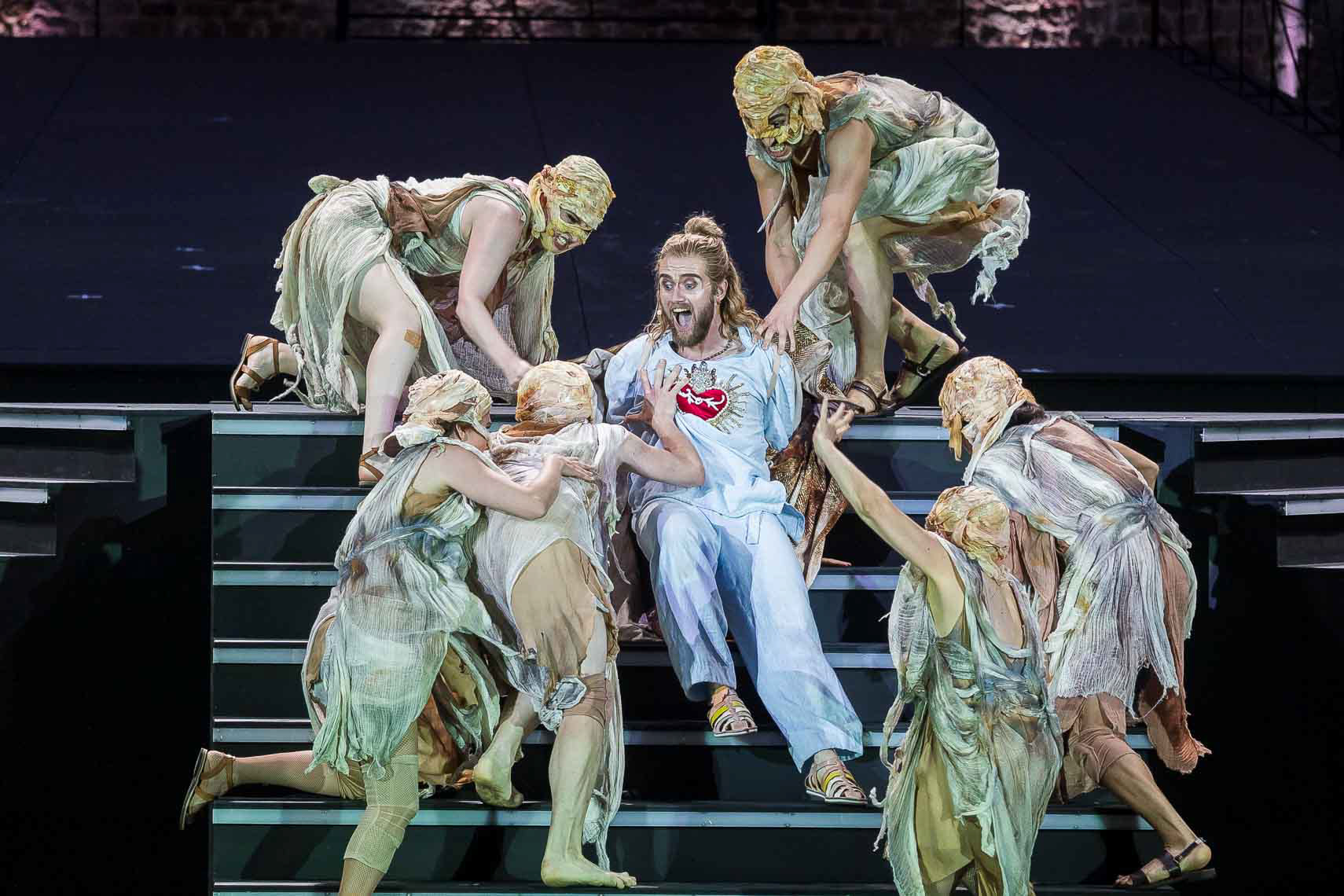 Andreas Bongard (Jesus von Nazareth) mit kranken Menschen während der Medienprobe zum Musical „Jesus Christ Superstar” bei den 72. Bad Hersfelder Festspielen am 29. Juni 2023 in der Stiftsruine Bad Hersfeld / Hessen / Deutschland