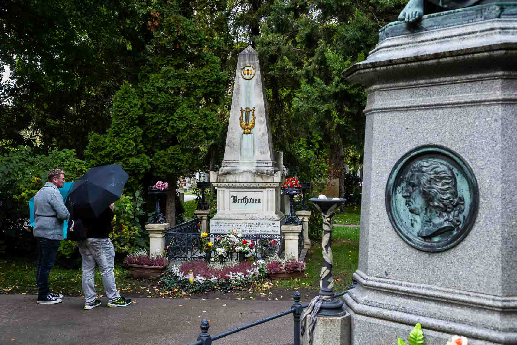 Ehrengrab von Ludwig van Beethoven (1770 - 1827) in Gruppe 32 A mit Grabdenkmal für Wolfgang Amadeus Mozart (1756 - 1791) auf dem Wiener Zentralfriedhof. Beethovens sterbliche Überreste wurden 1888 vom ursprünglichen Friedhof in Währing auf den Zentralfriedhof überführt. Bestattet ist Wolfgang Amadeus Mozart am St. Marxer Friedhof.
