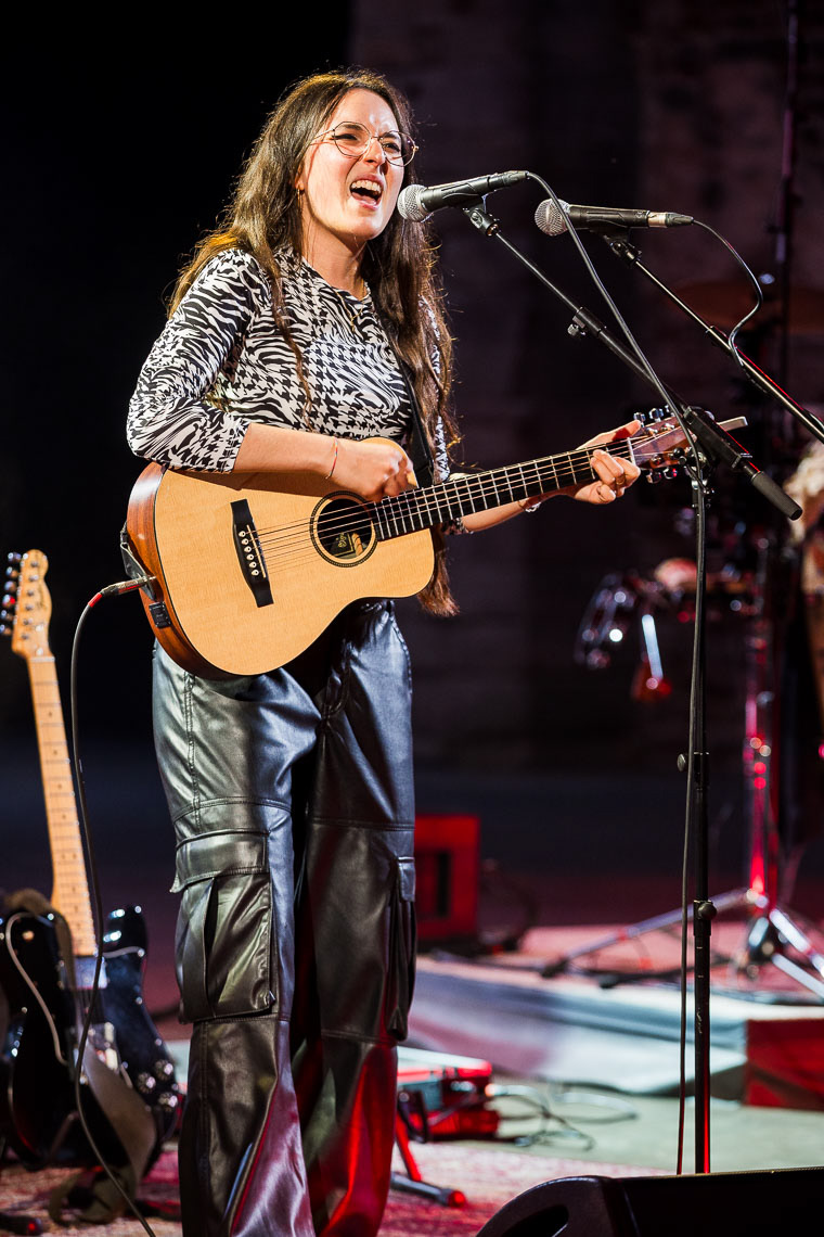 Veronica Fusaro als SupportAct von Stefanie Heinzmann im Rahmenprogramm zu den 72. Bad Hersfelder Festspielen in der Stiftsruine, 31. Juli 2023, Bad Hersfeld / Hessen / Deutschland