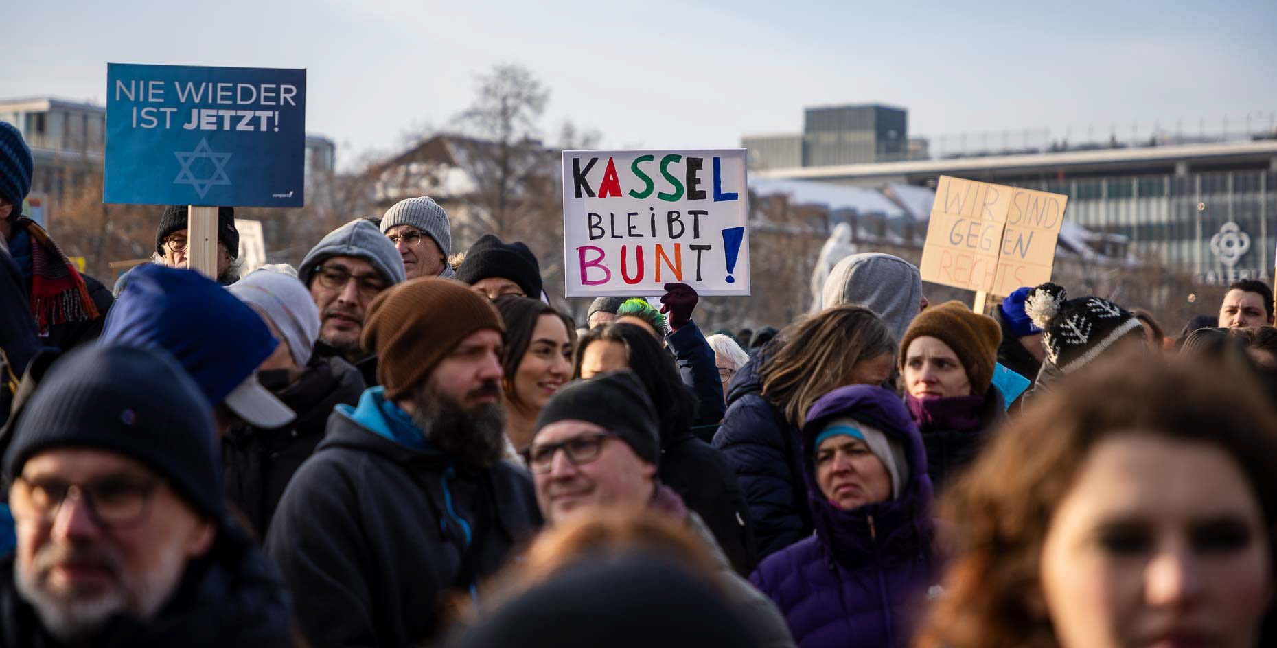 Rund 15.000 Menschen versammelten sich vor dem Staatstheater am Friedrichsplatz zu einer Kundgebung gegen Rechtsextremismus und die AfD. Die vom Bündnis “Kassel steht zusammen” organisierte Demonstration übertraf die ursprünglich angemeldeten 1.000 Teilnehmer um das 15-fache. Oberbürgermeister Sven Schoeller (Grüne) betonte in seiner Rede die Bedeutung der Demokratie und der Unantastbarkeit der Menschenwürde. Die friedliche Demonstration war Teil der bundesweiten Protestwelle gegen die durch die Correctiv-Recherche bekannt gewordenen Deportationspläne von Rechtsextremen. 20. Januar 2024, Kassel / Hessen / Deutschland