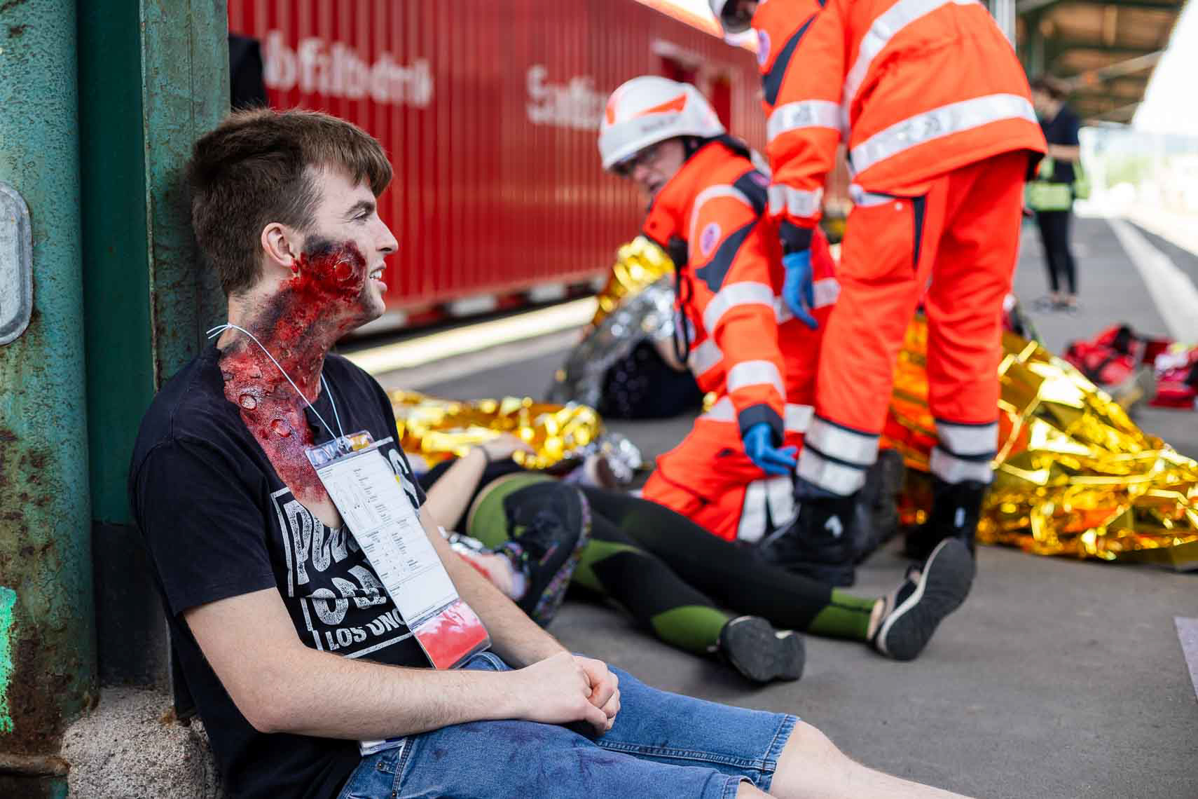 Im Rahmen der ASB-Bundesgroßübung wurde am Hauptbahnhof Kassel ein schwerer Bahnunfall mit zahlreichen Verletzten simuliert. Einsatzkräfte von ASB und anderen Hilfsorganisationen koordinierten die Evakuierung, Erstversorgung und den Abtransport der Betroffenen. Ziel der Übung war die Verbesserung der Zusammenarbeit und Transportlogistik bei einem Massenanfall von Verletzten. 27. Juni 2025, Kassel / Hessen / Deutschland