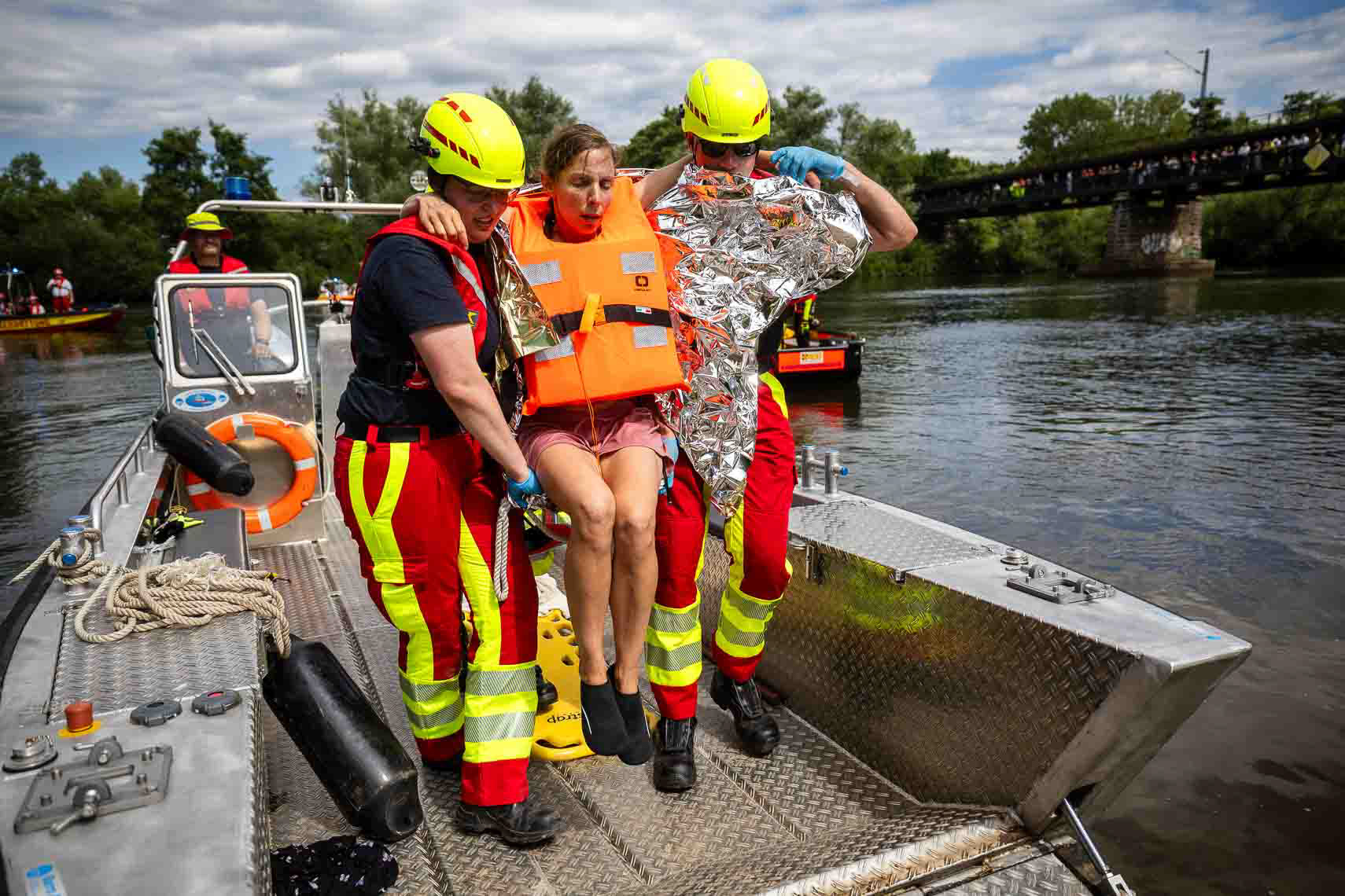Im Rahmen der dritten ASB-Bundesgroßübung mit rund 900 Beteiligten proben Einsatzkräfte das Wasserrettungsszenario auf der Fulda: Angenommen wird das Kentern eines Drachenboots mit 20 Teilnehmenden bei starker Strömung. Die Rettung und Versorgung der Verunglückten sowie der Aufbau eines Fährbetriebs zur schnellen Überquerung des Flusses stellen die Einsatzkräfte vor besondere Herausforderungen. Ziel der Übung ist die Optimierung der Wasserrettung und der Koordination zwischen Wasser- und Landrettungseinheiten unter extremen Bedingungen. 27. Juni 2025, Kassel / Hessen / Deutschland