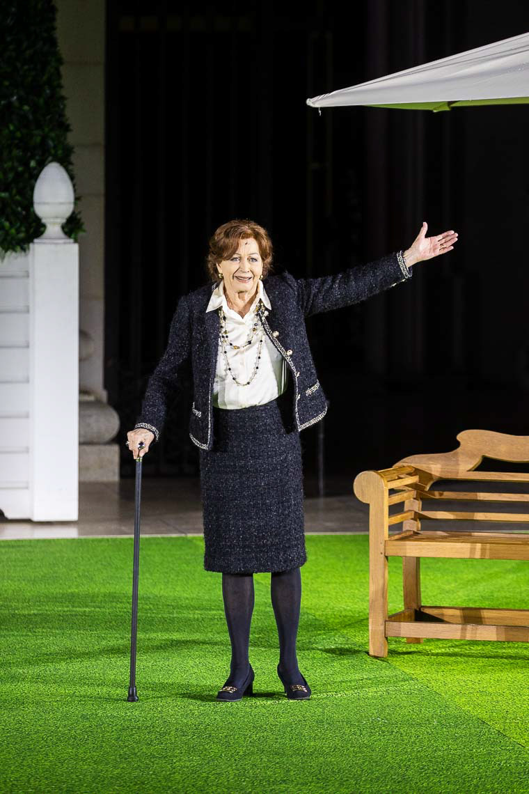 Andrea Jonasson (Jedermanns Mutter) während der Generalprobe zu "Jedermann - Das Spiel vom Sterben des Reichen Mannes" nach Hugo von Hofmannsthal (1874 - 1929) bei den Salzburger Festpielen am 15. Juli 2025 auf dem Domplatz Salzburg / Land Salzburg / Österreich