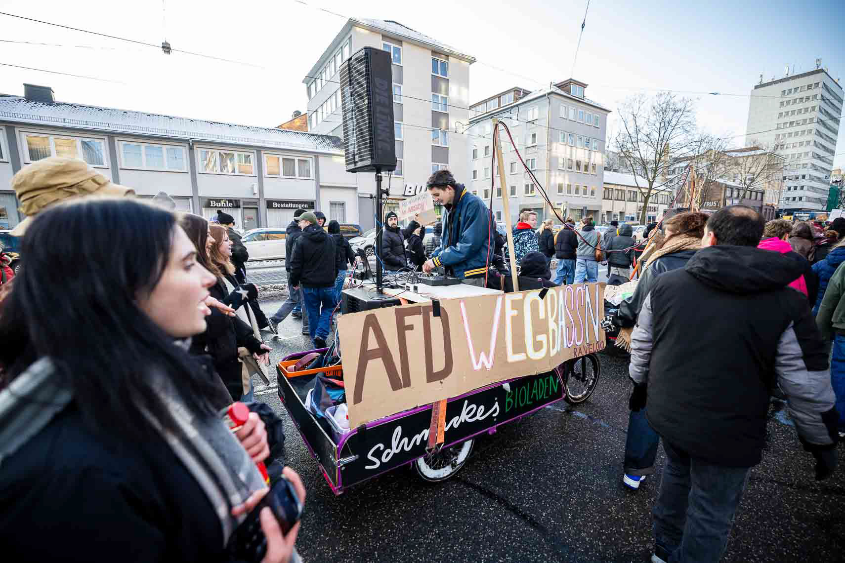 Rund 15.000 Menschen versammelten sich vor dem Staatstheater am Friedrichsplatz zu einer Kundgebung gegen Rechtsextremismus und die AfD. Die vom Bündnis “Kassel steht zusammen” organisierte Demonstration übertraf die ursprünglich angemeldeten 1.000 Teilnehmer um das 15-fache. Oberbürgermeister Sven Schoeller (Grüne) betonte in seiner Rede die Bedeutung der Demokratie und der Unantastbarkeit der Menschenwürde. Die friedliche Demonstration war Teil der bundesweiten Protestwelle gegen die durch die Correctiv-Recherche bekannt gewordenen Deportationspläne von Rechtsextremen. 20. Januar 2024, Kassel / Hessen / Deutschland