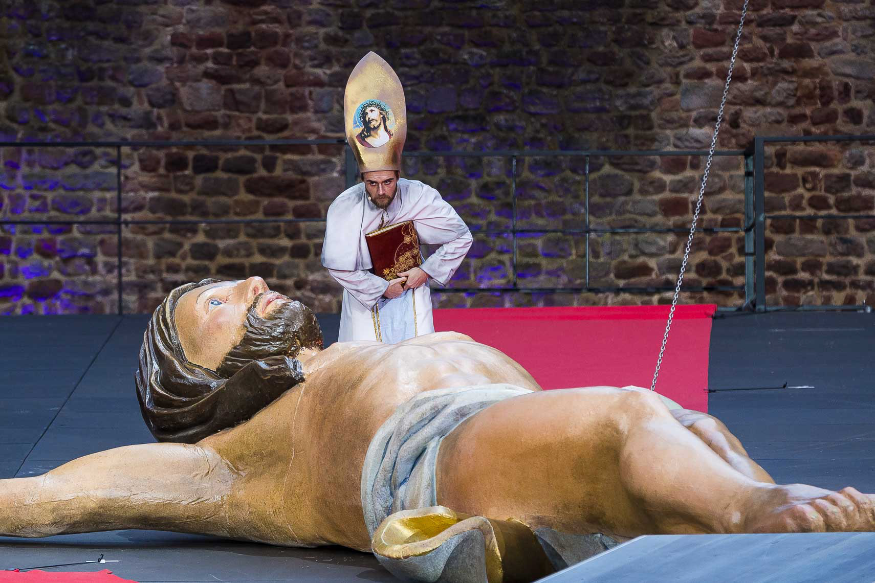 Andreas Bongard (Jesus von Nazareth) während der Medienprobe zum Musical „Jesus Christ Superstar” bei den 72. Bad Hersfelder Festspielen am 29. Juni 2023 in der Stiftsruine Bad Hersfeld / Hessen / Deutschland