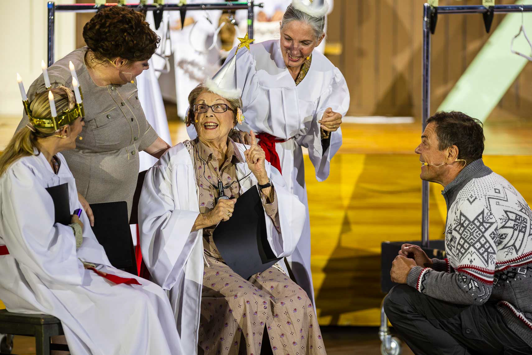 Sandy Mölling (Gabriella), Marina Lötschert (Amanda), Brigitte Grothum (Olga), Bettina Hauenschild (Inger), Wolfgang Seidenberg (Arne) während der Medienprobe zu "Wie im Himmel" bei den 73. Bad Herfsleder Festspiele am 25. Juli 204 in der Stiftsruine Bad Hersfeld / Hessen / Deutschland