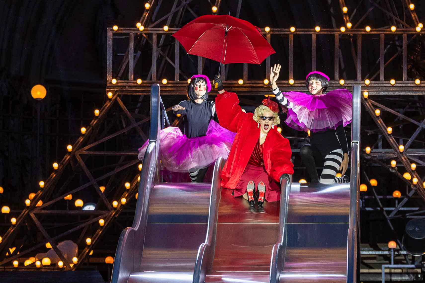 Candela Gotelli (Musetta) auf der Domstufen-Rutsche während der Generalprobe zu "La Bohème" bei den 32. Domstufen-Festspiele, aufgenommen am 06. August 2025 in Erfurt (Thüringen).