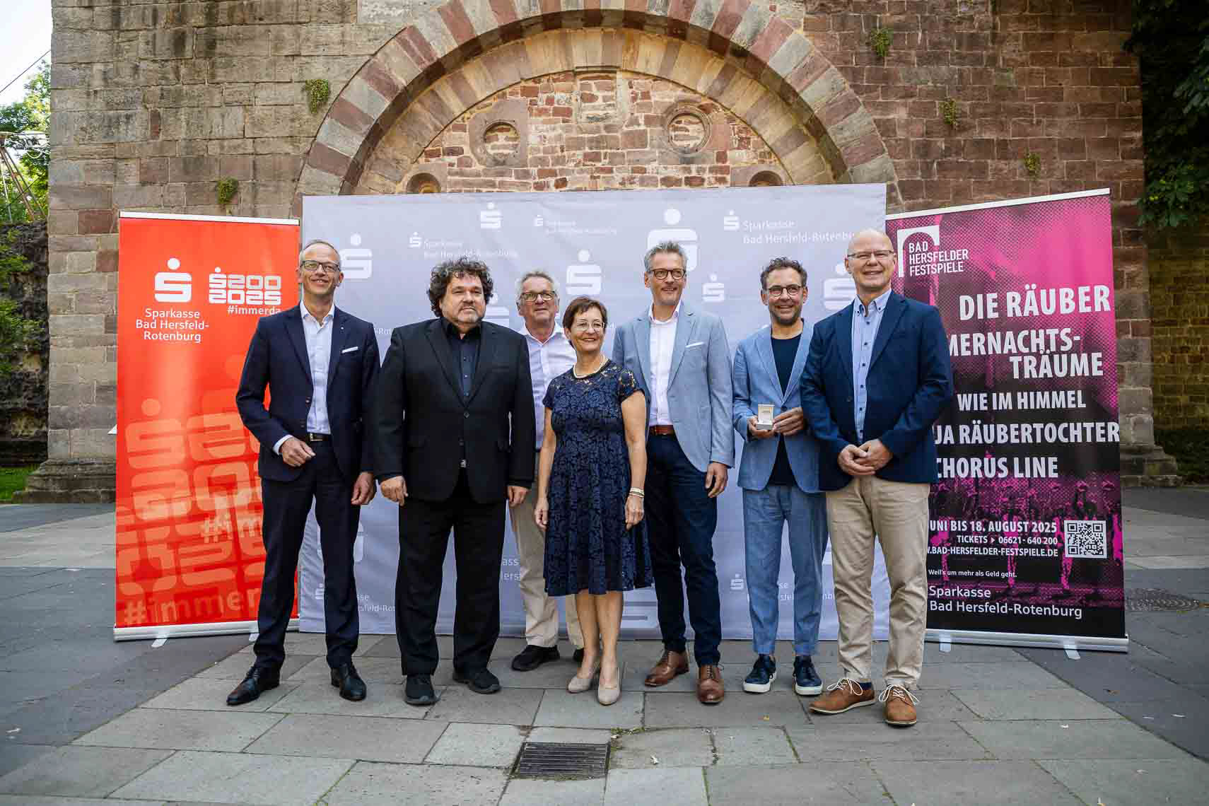Abschlusspressekonferenz der 74. Bad Hersfelder Festspiele, v.l. Joern Hinkel (Intendant der Bad Hersfelder Festspiele), Helgo Hahn (Vorsitzende der Gesellschaft der Freunde der Stiftsruine), Anke Hofmann (Bürgermeisterin der Stadt Bad Hersfeld), Ingo Lange (Vorstandsvorsitzende der Sparkasse Bad Hersfeld-Rotenburg), Matthias Laufer (Juwelier Zuschauerpreis Bad Hersfelder Festspiele), Jörg Klinge (Geschäftsführer der Kulturstiftung Hessen-Thüringen und Vertreter des Sparkassen- und Giroverbandes Hessen-Thüringen), aufgenommen am 13. August 2025, Bad Hersfeld / Hessen / Deutschland