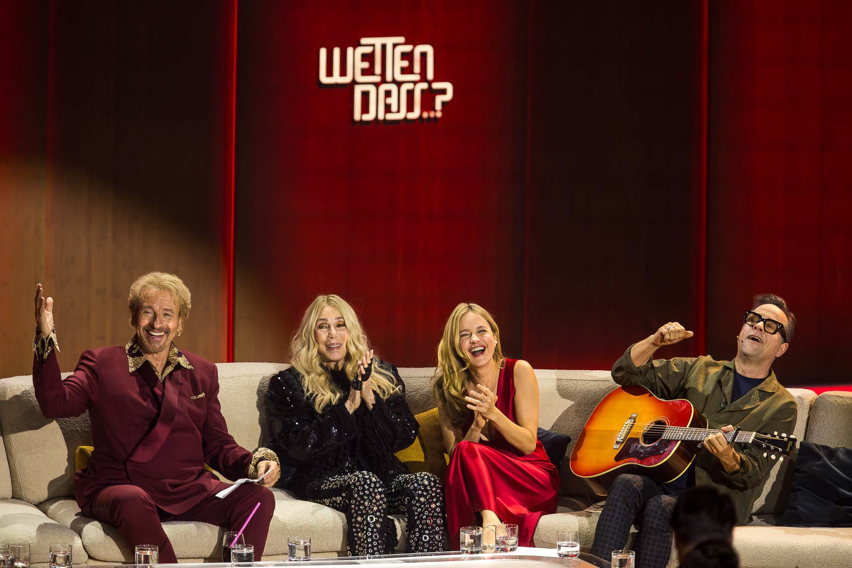Thomas Gottschalk (73) mit Cher (77), Stefanie Stappenbeck (49), in einem roten Kleid der Nordhessischen Modedesignerin Kerstin Karges (43), Inhaberin des Berliner Modelabel „Kisui”, und Jan Josef Liefers (59) singen von Cher „I Got You Babe”