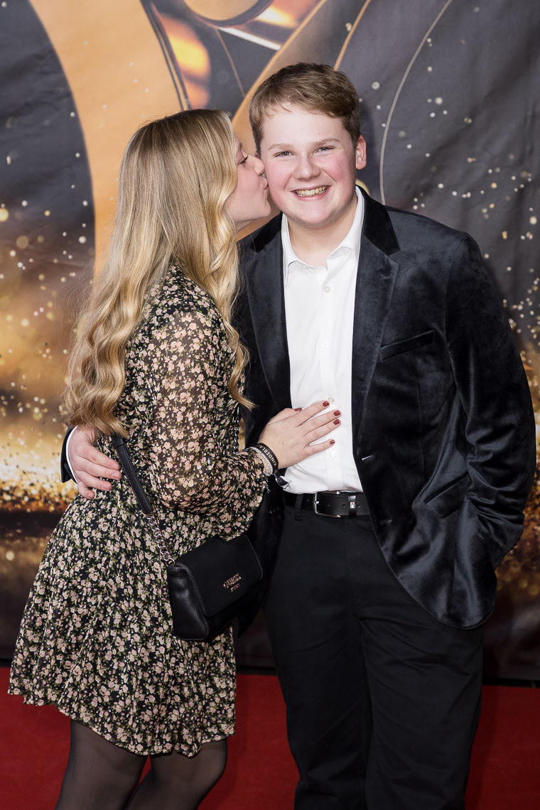 Julius Weckauf mit Freundin Lotte Otto auf dem Roten Teppich bei der 19. Kinderlachen-Gala in Dortmund