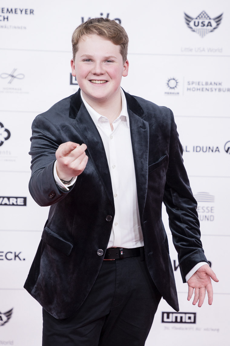 Julius Weckauf auf dem Roten Teppich bei der 19. Kinderlachen-Gala in Dortmund
